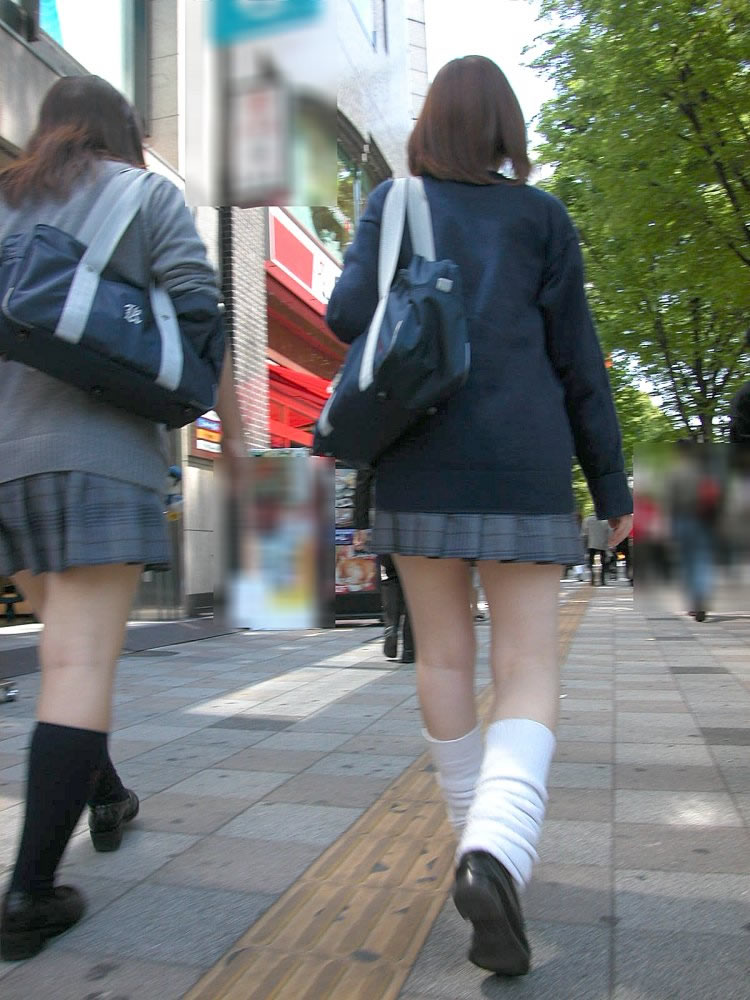 【街撮りJKエロ画像】街中で見かける制服女子校生の短いスカートから覗く美脚に視線は釘付けｗｗ-12