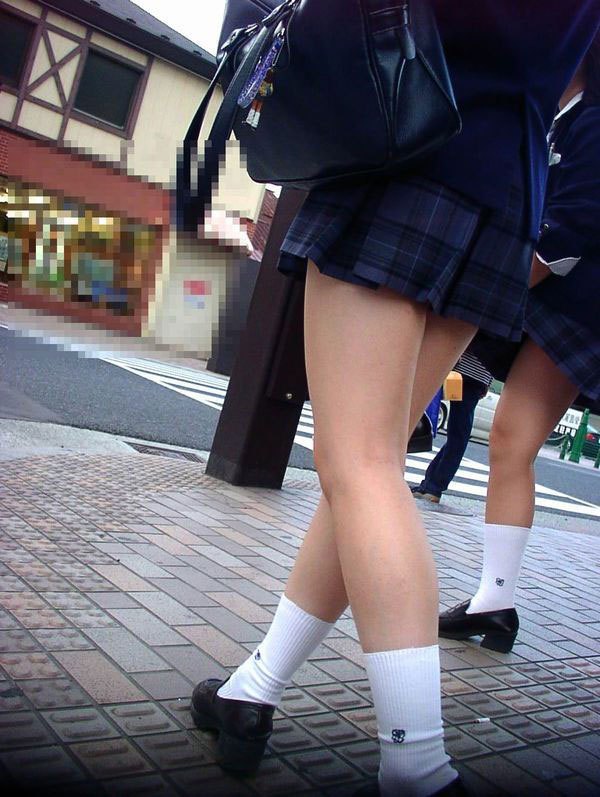 【街撮りJKエロ画像】街中で見かける制服女子校生の短いスカートから覗く美脚に視線は釘付けｗｗ-13