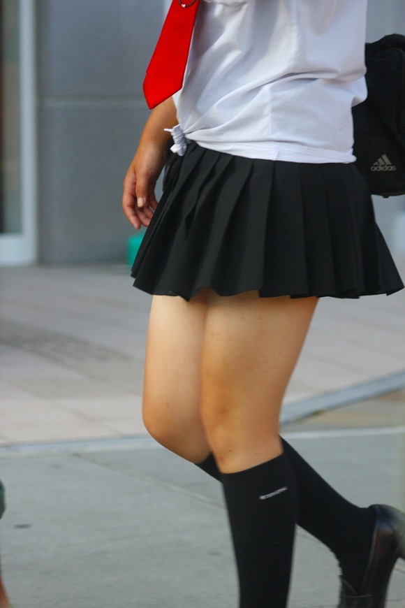 【街撮りJKエロ画像】街中で見かける制服女子校生の短いスカートから覗く美脚に視線は釘付けｗｗ-15