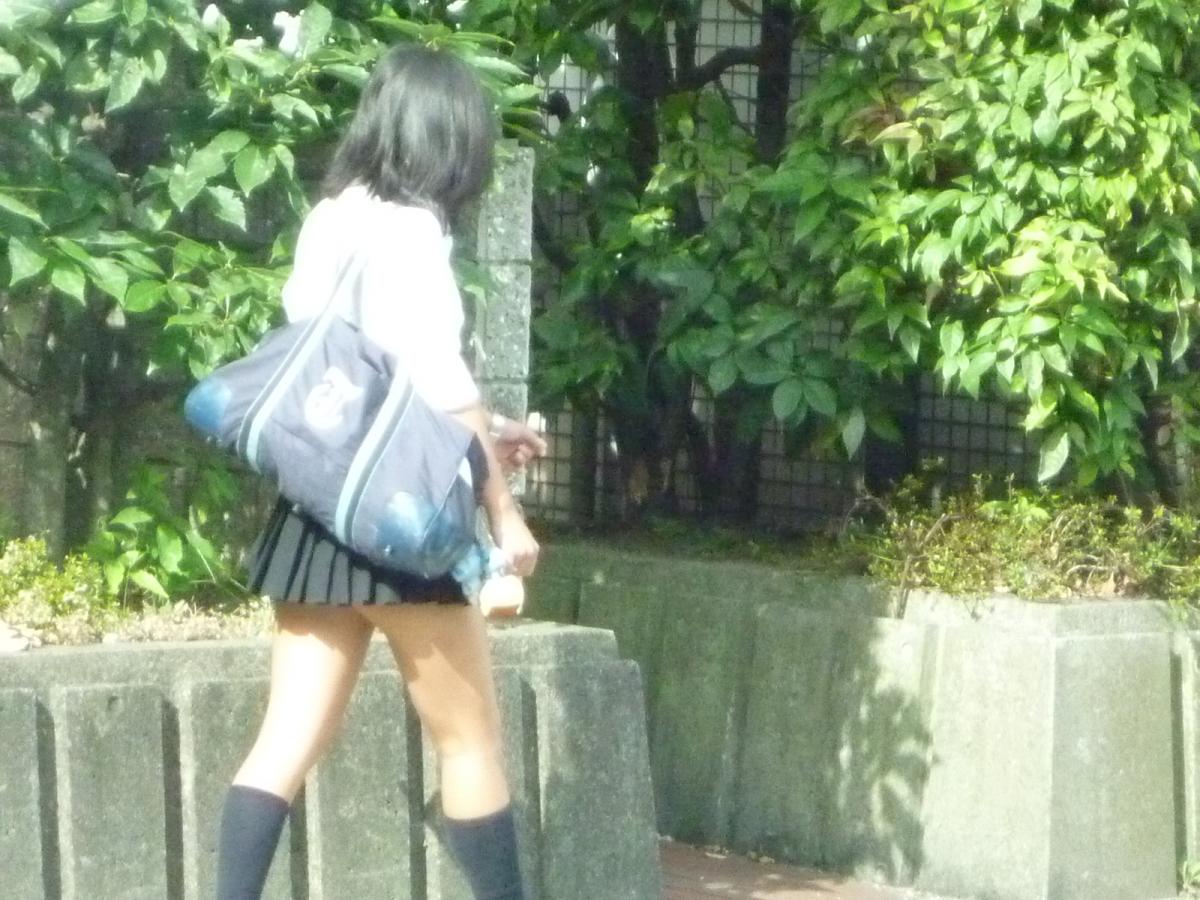 【街撮りJKエロ画像】街中で見かける制服女子校生の短いスカートから覗く美脚に視線は釘付けｗｗ-17