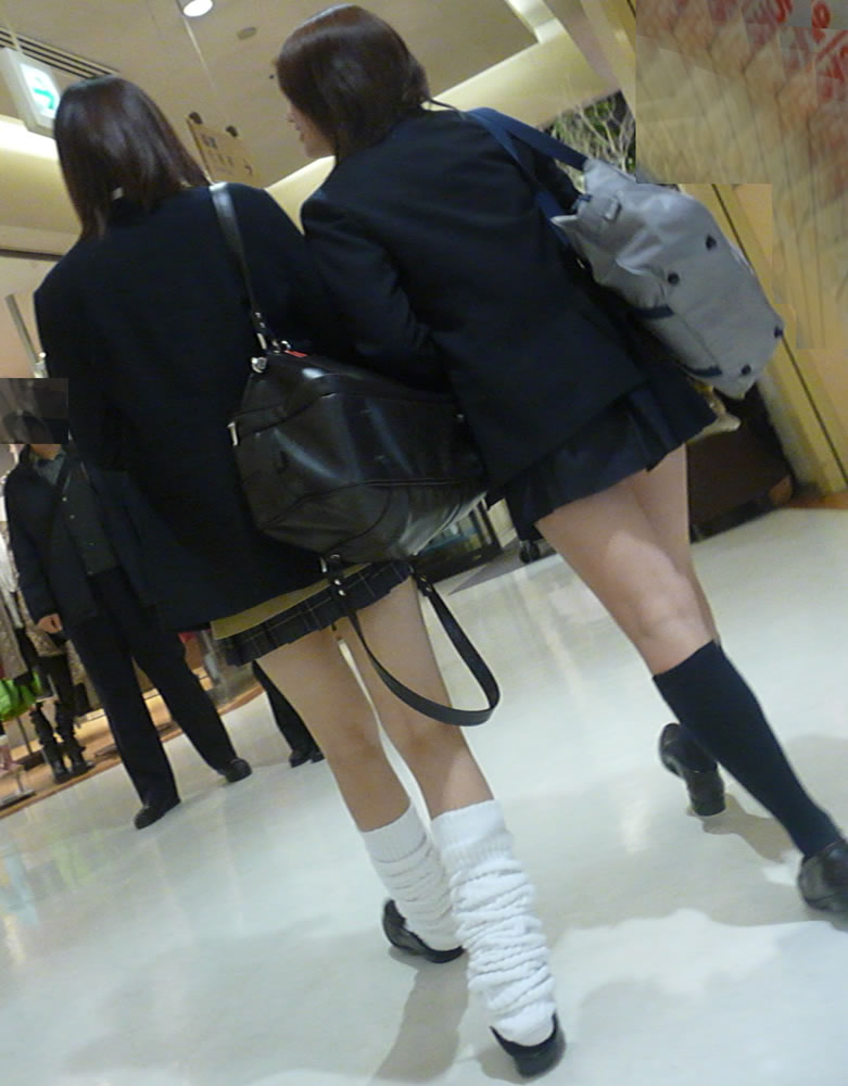 【街撮りJKエロ画像】街中で見かける制服女子校生の短いスカートから覗く美脚に視線は釘付けｗｗ-18