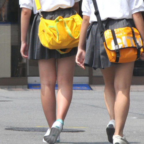 【街撮りJKエロ画像】街中で見かける制服女子校生の短いスカートから覗く美脚に視線は釘付けｗｗｗ