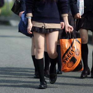 【街撮りJKエロ画像】日常的な場所で撮られた制服女子校生たちの美脚にムラムラするｗｗｗ