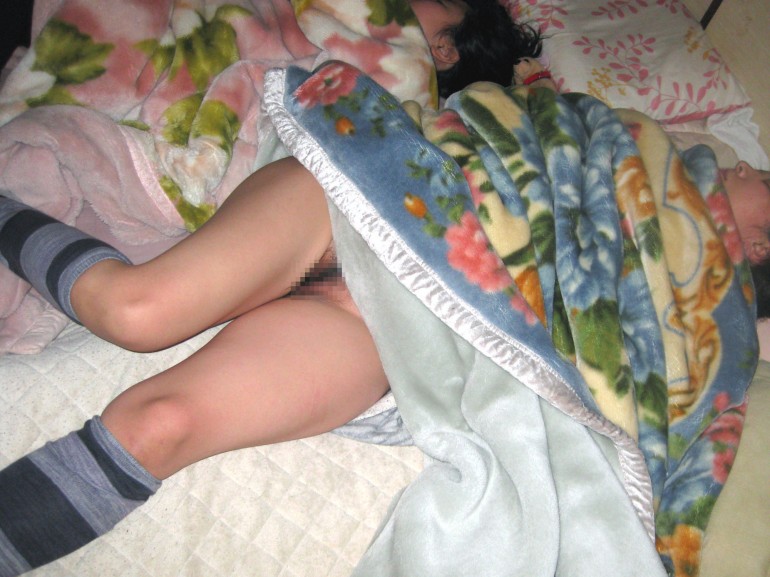 ノーパンで寝ている妹を隠し撮り！-18