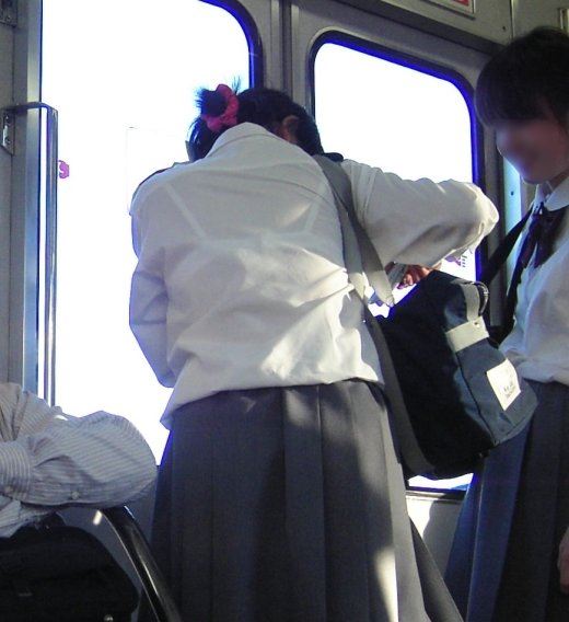 電車内で女子校生の下着を隠し撮り！-05