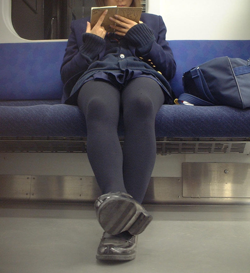 電車内で黒パンスト女子校生を隠し撮り！-03