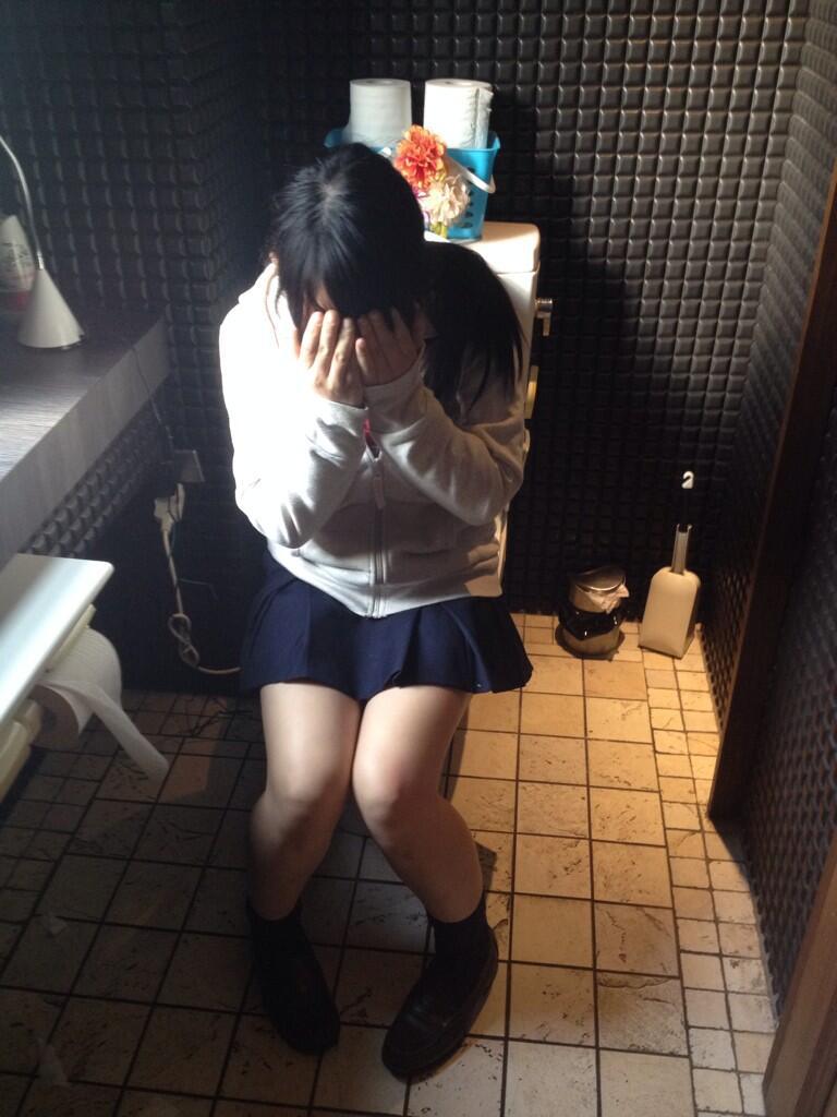女子校生のトイレを隠し撮り！-05