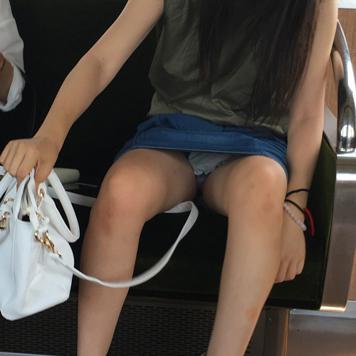【電車内パンチラエロ画像】ミニスカ女子のチラリと見えるパンツを思わず見てしまうｗｗｗ