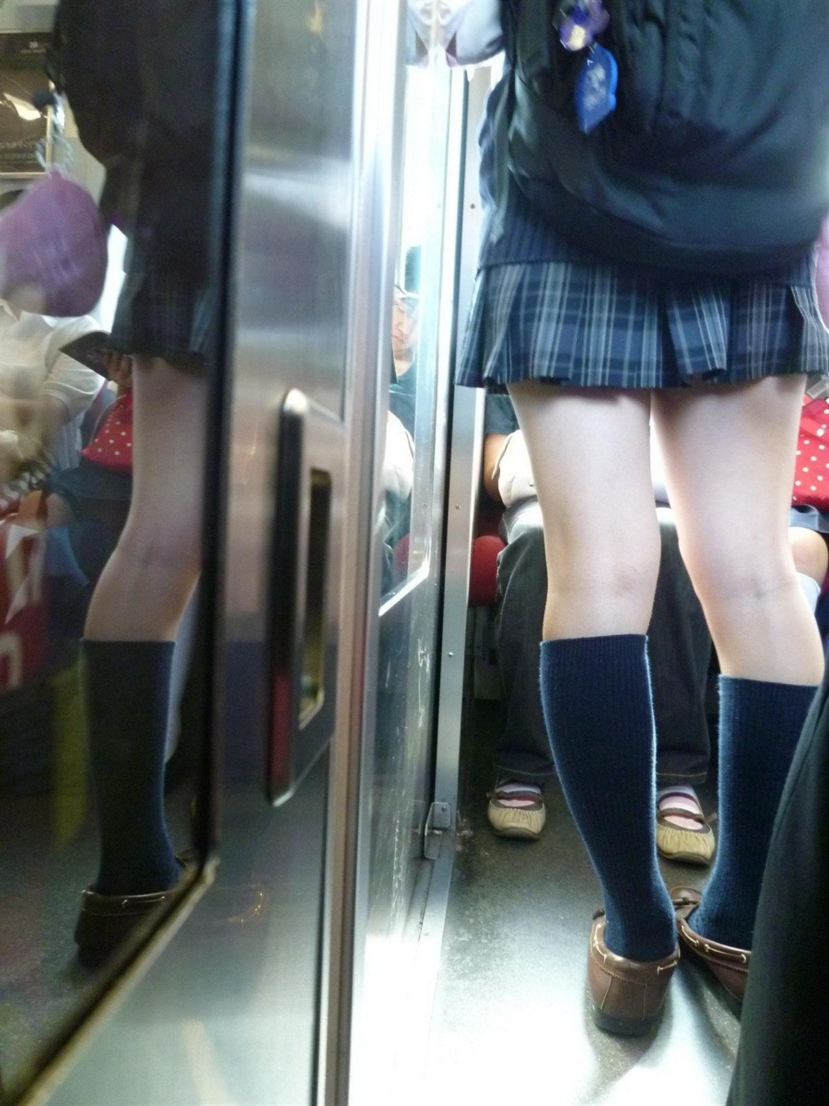 電車内で透き通るような生足のミニスカJK！-04