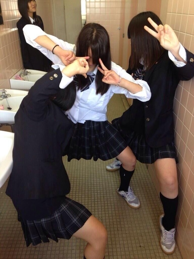 女子トイレで決めポーズを撮影するJK達！-11