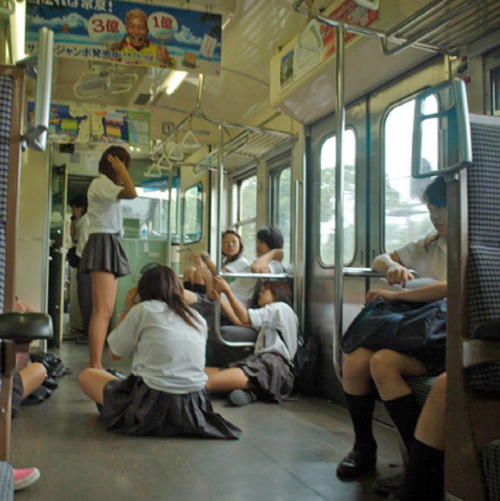 電車内で堂々と座り込んでる女子校生！-15
