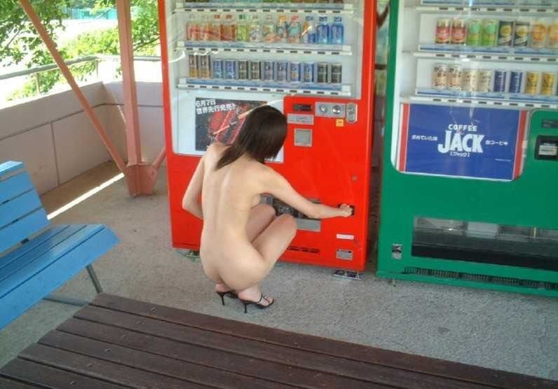 自動販売機前で裸になる露出狂！-16