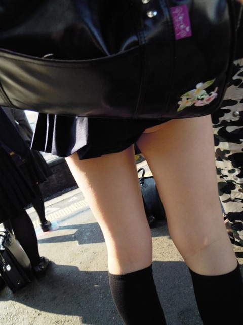 【JKエロ画像】制服ミニスカ女子校生のピチピチでスベスベな太ももに辛抱堪らんｗｗｗ-03