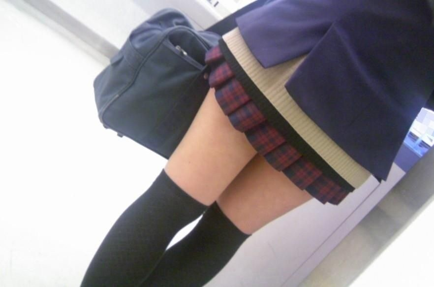 【JKエロ画像】制服ミニスカ女子校生のピチピチでスベスベな太ももに辛抱堪らんｗｗｗ-05