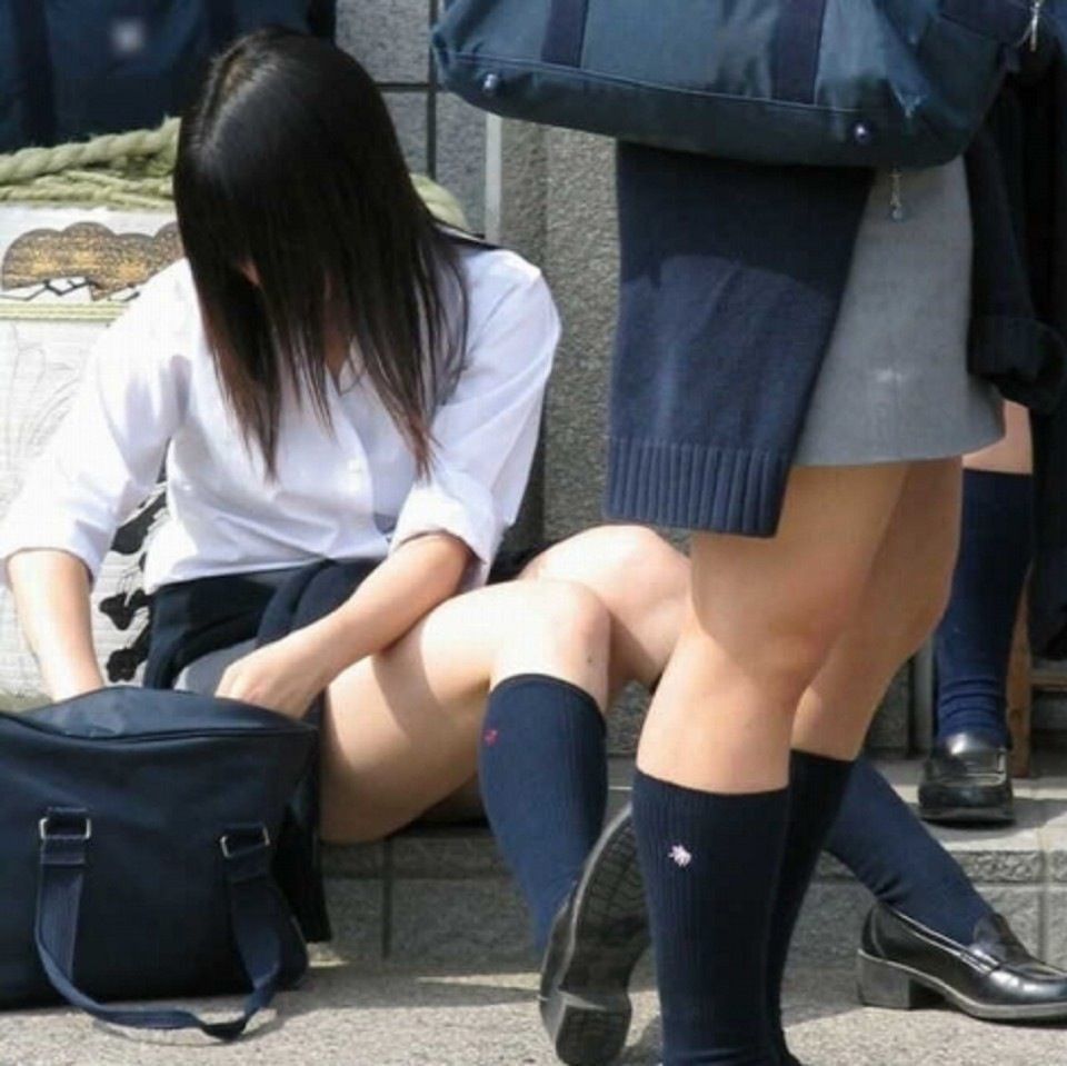 【JKエロ画像】制服ミニスカ女子校生のピチピチでスベスベな太ももに辛抱堪らんｗｗｗ-17