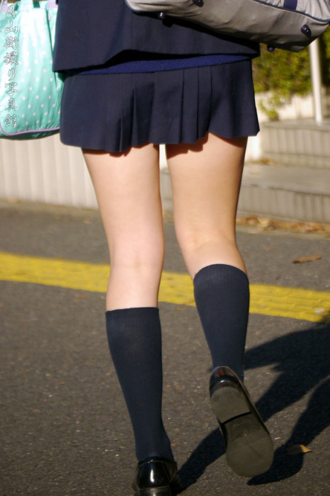 【JKエロ画像】制服ミニスカ女子校生のピチピチでスベスベな太ももに辛抱堪らんｗｗｗ-19