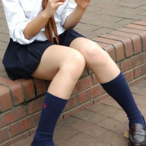 【JKエロ画像】制服ミニスカ女子校生のピチピチでスベスベな太ももに辛抱堪らんｗｗｗ