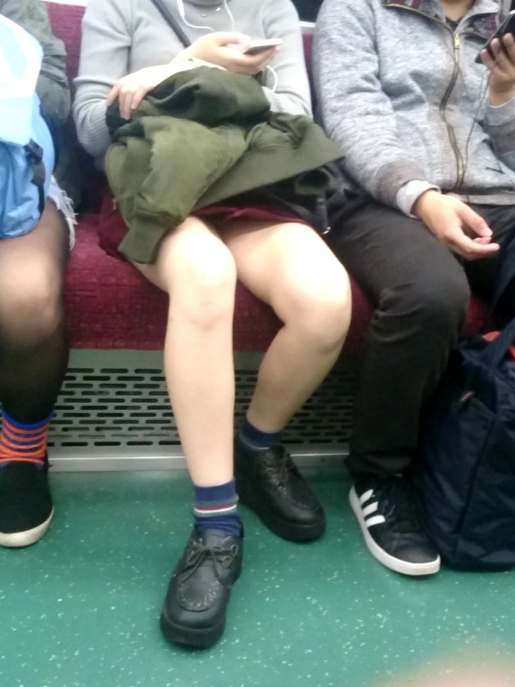 【電車内盗撮エロ画像】こんな可愛いミニスカ女子が居たら、意地でも対面に座りたくなるｗｗｗ-02