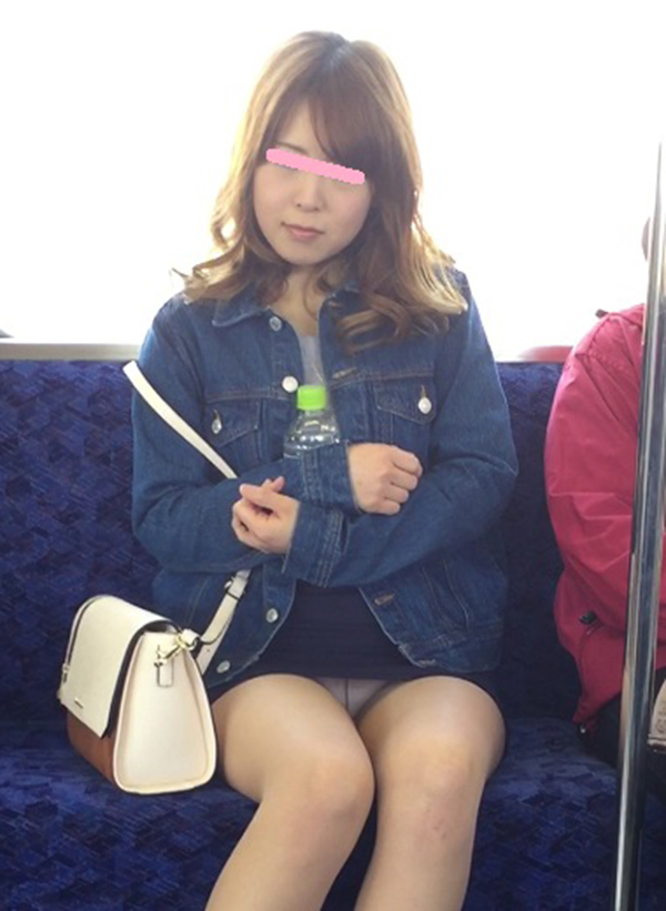 【電車内盗撮エロ画像】こんな可愛いミニスカ女子が居たら、意地でも対面に座りたくなるｗｗｗ-03