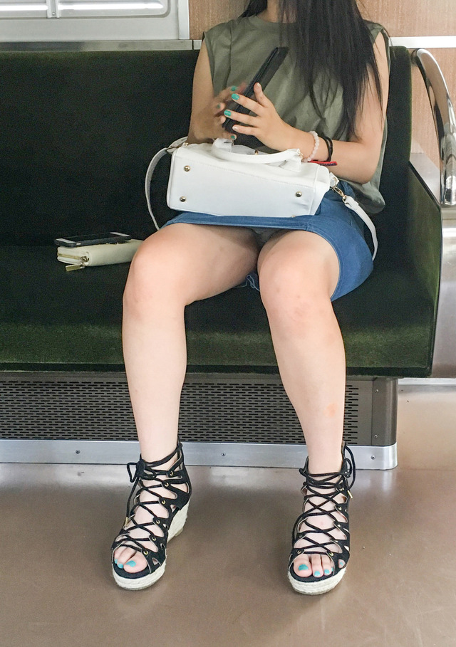 【電車内盗撮エロ画像】こんな可愛いミニスカ女子が居たら、意地でも対面に座りたくなるｗｗｗ-07