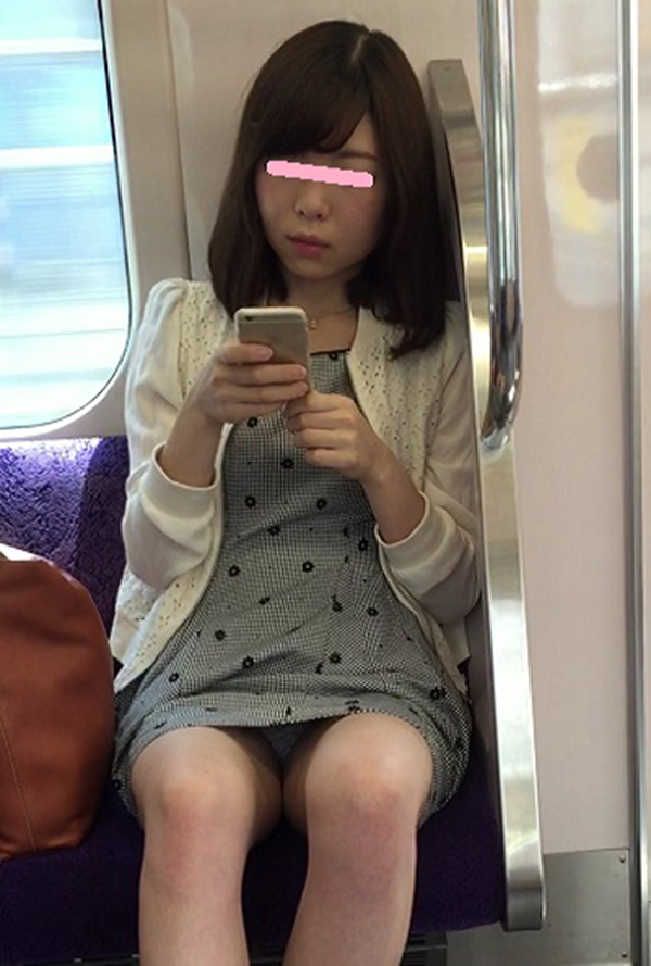 【電車内盗撮エロ画像】こんな可愛いミニスカ女子が居たら、意地でも対面に座りたくなるｗｗｗ-11