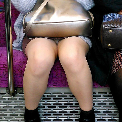 【電車内盗撮エロ画像】こんな可愛いミニスカ女子が居たら、意地でも対面に座りたくなるｗｗｗ