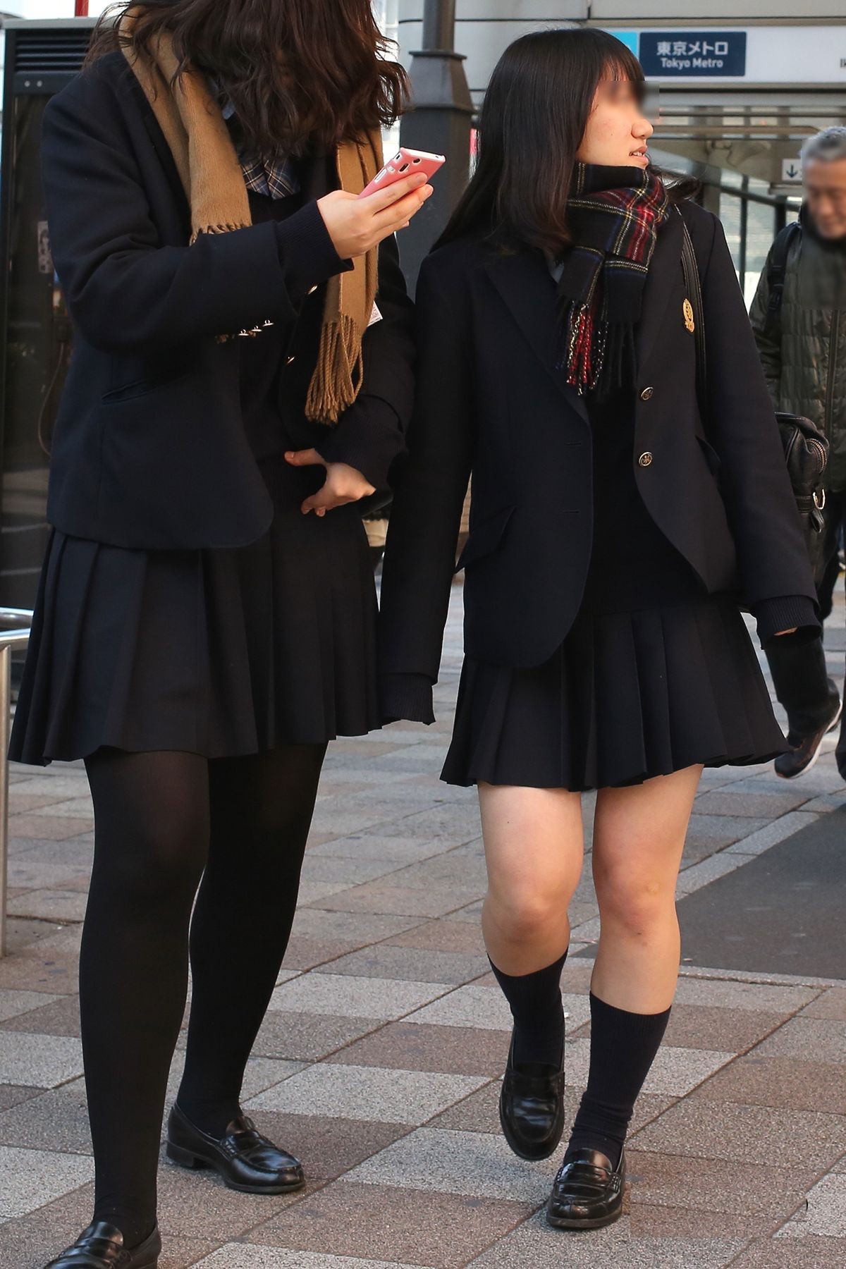 【JKエロ画像】制服女子校生が黒パンストを履くと脚フェチ心をくすぐるなｗｗｗｗｗ-02