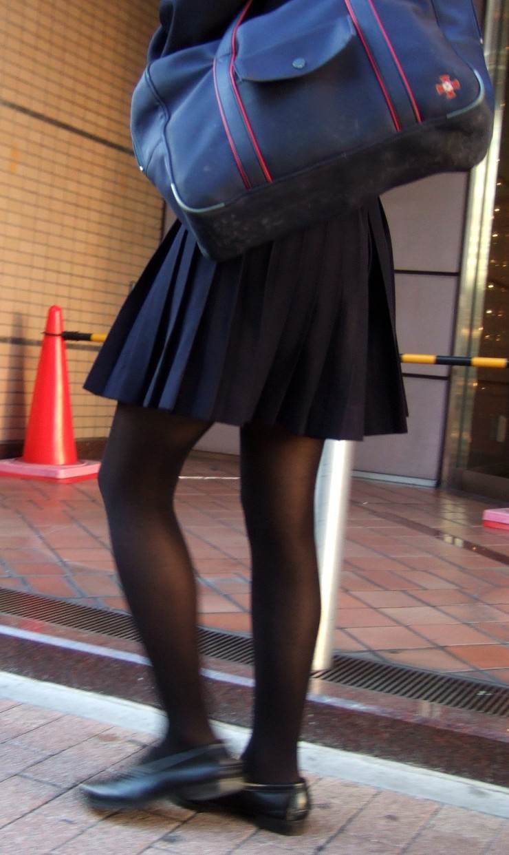【JKエロ画像】制服女子校生が黒パンストを履くと脚フェチ心をくすぐるなｗｗｗｗｗ-06
