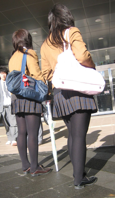 【JKエロ画像】制服女子校生が黒パンストを履くと脚フェチ心をくすぐるなｗｗｗｗｗ-07