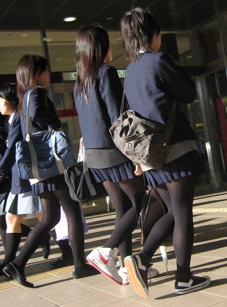 【JKエロ画像】制服女子校生が黒パンストを履くと脚フェチ心をくすぐるなｗｗｗｗｗ-08
