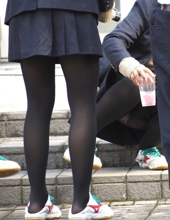 【JKエロ画像】制服女子校生が黒パンストを履くと脚フェチ心をくすぐるなｗｗｗｗｗ-10