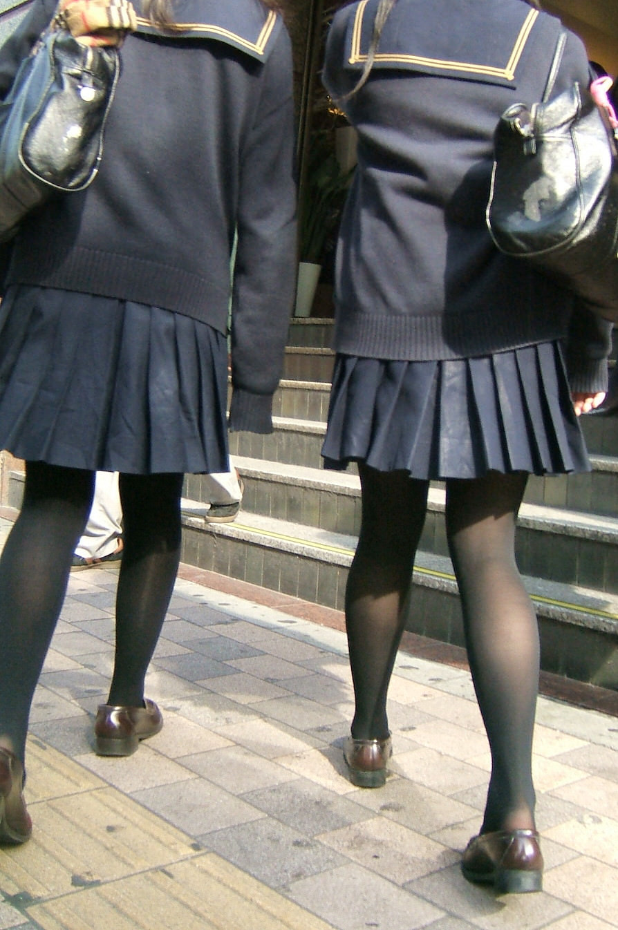 【JKエロ画像】制服女子校生が黒パンストを履くと脚フェチ心をくすぐるなｗｗｗｗｗ-14