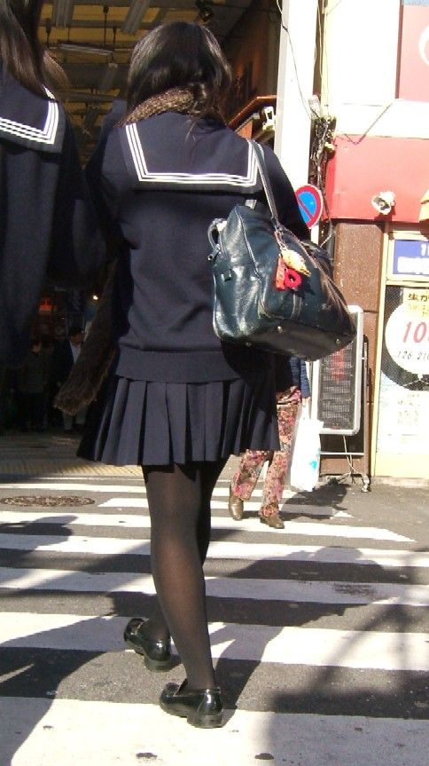 【JKエロ画像】制服女子校生が黒パンストを履くと脚フェチ心をくすぐるなｗｗｗｗｗ-18