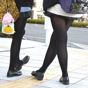 【JKエロ画像】制服女子校生が黒パンストを履くと脚フェチ心をくすぐるなｗｗｗｗｗ