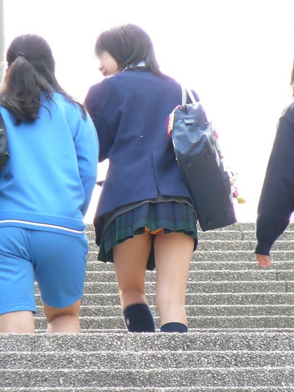 【JKパンチラ盗撮画像】制服スカートが短くてパンツを見せる女子校生に男は釘付けｗｗｗ-02