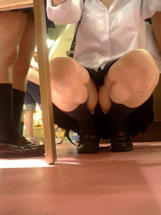 【JKパンチラ盗撮画像】制服スカートが短くてパンツを見せる女子校生に男は釘付けｗｗｗ-03