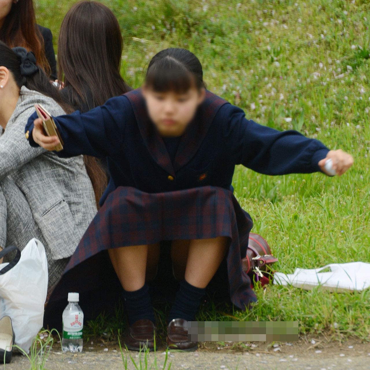 【JKパンチラ盗撮画像】制服スカートが短くてパンツを見せる女子校生に男は釘付けｗｗｗ-05