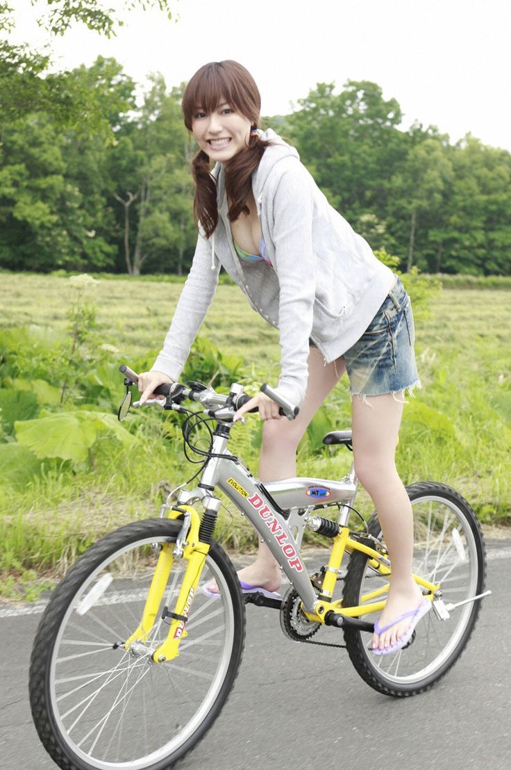 【ホットパンツエロ画像】自転車に乗ってるお姉さんのムチムチ太ももに目線が集中ｗｗｗ-04