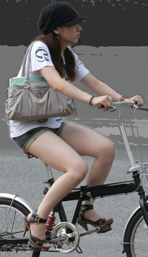 【ホットパンツエロ画像】自転車に乗ってるお姉さんのムチムチ太ももに目線が集中ｗｗｗ-09