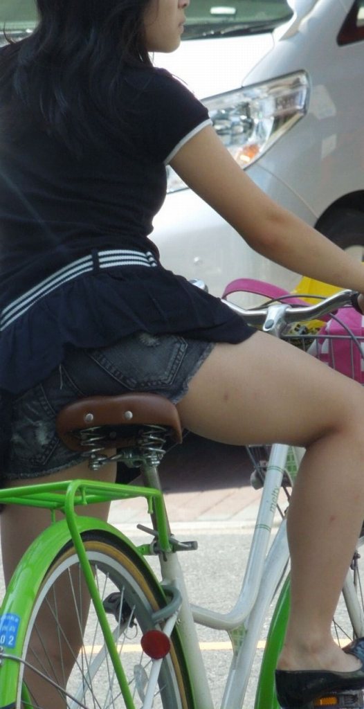 【ホットパンツエロ画像】自転車に乗ってるお姉さんのムチムチ太ももに目線が集中ｗｗｗ-18