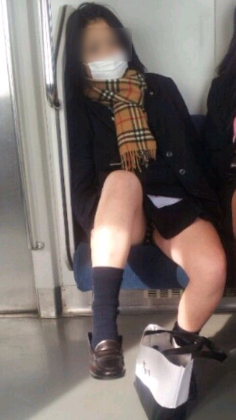 【JK電車内パンチラエロ画像】制服姿の女子校生の生脚、パンティーを凝視しながら隠し撮りｗｗｗ-01