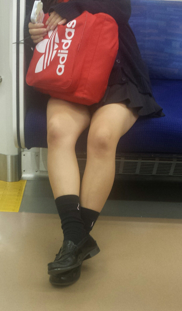 【JK電車内パンチラエロ画像】制服姿の女子校生の生脚、パンティーを凝視しながら隠し撮りｗｗｗ-05
