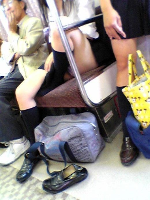 【JK電車内パンチラエロ画像】制服姿の女子校生の生脚、パンティーを凝視しながら隠し撮りｗｗｗ-08