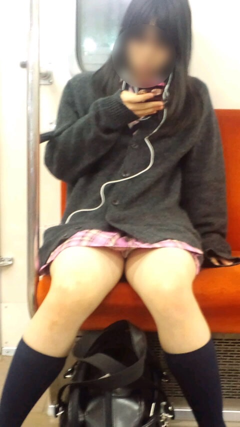 【JK電車内パンチラエロ画像】制服姿の女子校生の生脚、パンティーを凝視しながら隠し撮りｗｗｗ-09