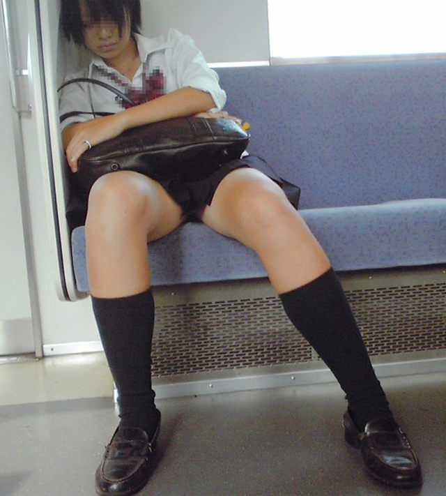 【JK電車内パンチラエロ画像】制服姿の女子校生の生脚、パンティーを凝視しながら隠し撮りｗｗｗ-15
