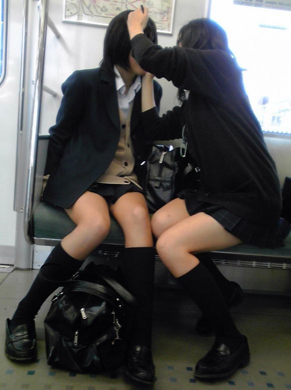 【JK電車内パンチラエロ画像】制服姿の女子校生の生脚、パンティーを凝視しながら隠し撮りｗｗｗ-17