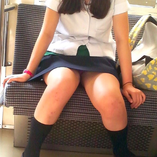 【JK電車内パンチラエロ画像】制服姿の女子校生の生脚、パンティーを凝視しながら隠し撮りｗｗｗ