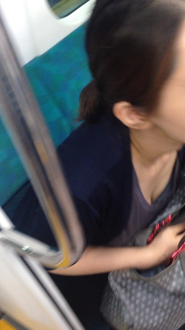 【胸チラ盗撮エロ画像】電車の中で谷間が丸見えの素人女性をこっそり激写するｗｗｗ-05