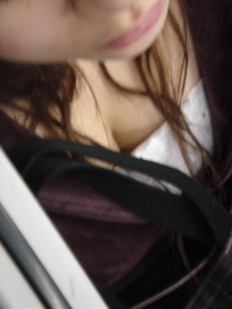 【胸チラ盗撮エロ画像】電車の中で谷間が丸見えの素人女性をこっそり激写するｗｗｗ-10