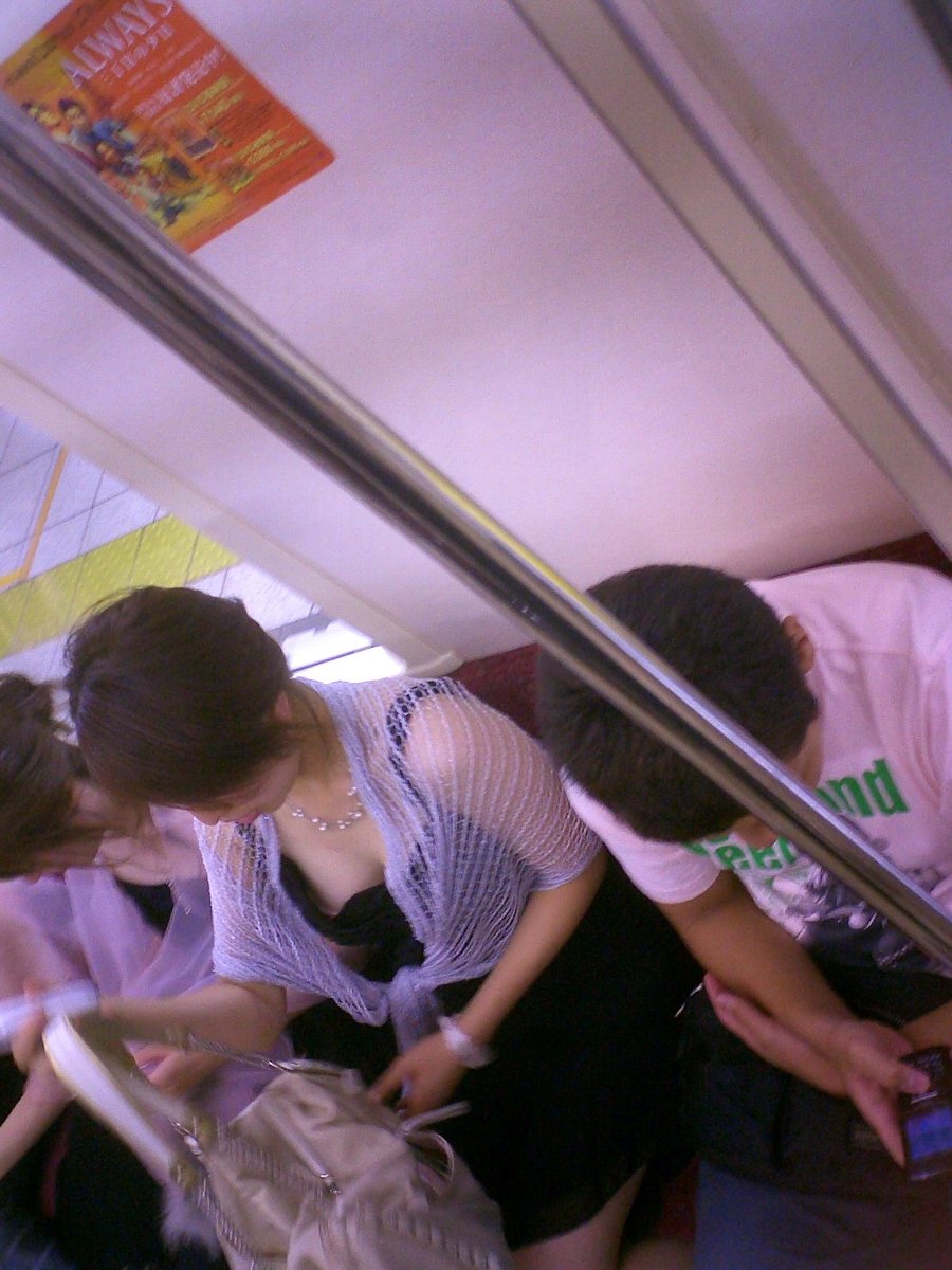 【胸チラ盗撮エロ画像】電車の中で谷間が丸見えの素人女性をこっそり激写するｗｗｗ-11